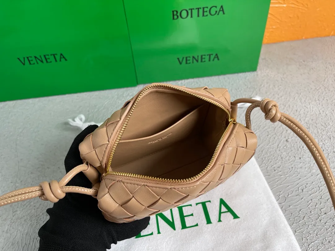 Batch 1160 BOTTEGA VENETA/Bottega 2021 new women's POUCH cross-body bag clutch, lntfecciato woven leather cross-body mini handbag, single internal open pocket, zipper opening, computer embroidered leather shoulder strap can be adjusted in length, model: 6684 Color: milk tea Origin: Italy Size: 17*12*8
